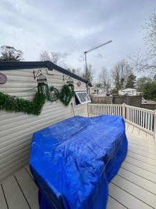 een overdekt bed op de achterkant van een huis bij HOLIDAY PARK HOUSE in Hastings