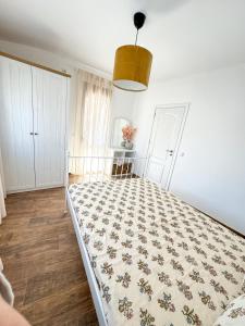 - une chambre avec un lit dans l'établissement Апартамент за гости Лена Златоград, à Zlatograd
