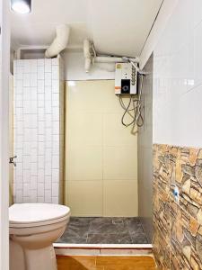 baño con aseo y teléfono en la pared en Chubby 5 Room 4 en Ban Bang Bamru