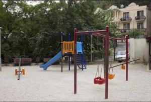 un parco giochi con scivolo e altalena di VIP apart 541 a Tbilisi City