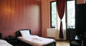 una camera con due letti e una finestra di VIP apart 541 a Tbilisi City