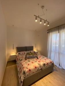 Un dormitorio con una cama con un edredón floral. en Olbia Apartment, en Olbia