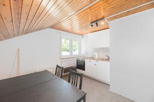 a kitchen and dining room with a table and chairs at MONTEURWOHNUNG Göppingen GP04 RAUMSCHMIDE Apartments in Göppingen