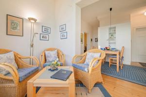 A seating area at Villa Strandklause 01