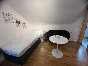 Postel nebo postele na pokoji v ubytování Einzelzimmer mit privatem Bad nähe Ulmer Donautal - ideal für Geschäftsreisen