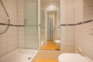 e bagno con vasca, servizi igienici e doccia. di Villa Strandklause 01 a Bansin