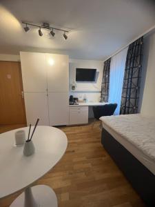 um quarto com uma cama, uma mesa e uma secretária em Einzelzimmer mit privatem Bad nähe Ulmer Donautal - ideal für Geschäftsreisen em Ulm