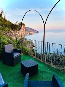 un patio con sillas y vistas al océano en IL GRECALE - ConfirentHouse en Corniglia