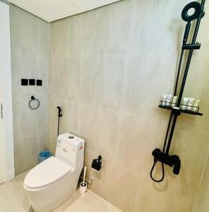 ein Bad mit WC und eine Kamera an der Wand in der Unterkunft Spacious new 2 bedroom Apt-in amazing location B33 in Riad