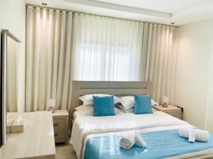 ein Schlafzimmer mit einem großen Bett mit blauen Kissen in der Unterkunft Spacious new 2 bedroom Apt-in amazing location B33 in Riad