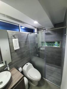 uma casa de banho com um WC, um lavatório e um chuveiro em Finca Hotel Santa Catalina em La Rochela