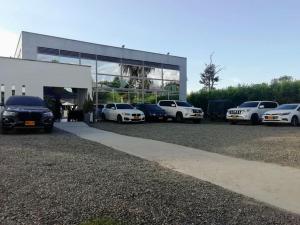 grupa samochodów zaparkowanych przed budynkiem w obiekcie Finca Hotel Santa Catalina w mieście La Rochela