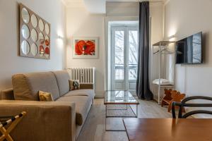 un soggiorno con un divano e un tavolo di Sant'Andrea Charme Apartments a Milano