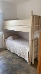 a bunk bed in a room with a bunk bedutenewayangering at Posada - Casa Recreacional Guasimal in Bávaro