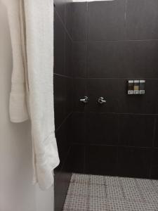 ein Bad mit einer Dusche mit einem weißen Duschvorhang in der Unterkunft Confortable Loft MN 960 F Centro in Monterrey