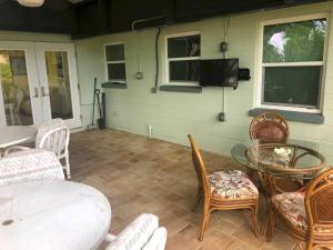 Μια τηλεόραση ή/και κέντρο ψυχαγωγίας στο Waterfront! JACuZZI and Beach FUN nearby! EZ shops