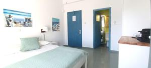 Φωτογραφία από το άλμπουμ του Αgora Center Building - Room 16 στην Ίο