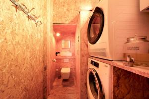 Baño pequeño con aseo y microondas en Rooftop garden in Paris, en París 29 fotos más
