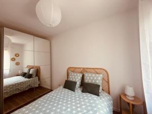 Dormitorio pequeño con cama y espejo en La villa Casa Vaunage en Boissières