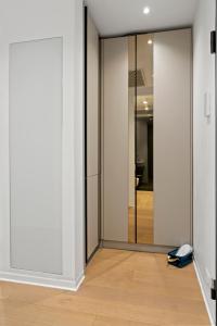 una puerta abierta en una habitación con pasillo en ONE Luxury Apartments, en Bucarest
