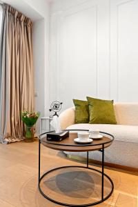 uma sala de estar com um sofá e uma mesa de centro em ONE Luxury Apartments em Bucareste