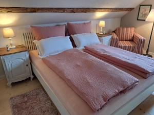1 dormitorio con 1 cama grande y 2 sillas en Androla am Vennbahnradweg, en Monschau