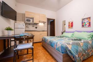 een slaapkamer met een bed, een bureau en een keuken bij VALENTINO in Turijn