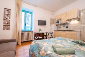 een slaapkamer met een groot bed en een keuken bij VALENTINO in Turijn