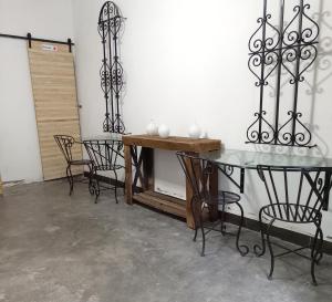 a dining room with a glass table and chairs at DGM Lofts MTY MN 960 F centro cerca de todo in Monterrey