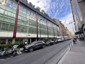 Hôtel de Berri Champs-Élysées, a Luxury Collection Hotel في باريس: صف من السيارات تقف امام مبنى