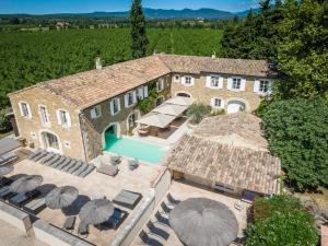 an aerial view of a house with a swimming pool at Mas Loisonville in Grillon