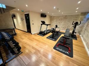 an image of a gym with treadmills and machines at Hotel Peyris Opera in Paris