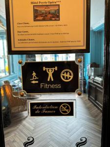 um sinal que diz fitness e dentro do ginásio em Hotel Peyris Opera em Paris