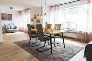 a dining room with a table and chairs at Traumhafte Stadtwohnung in Duisburg