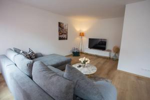 a living room with a blue couch and a table at Traumhafte Stadtwohnung in Duisburg