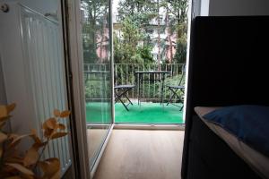 Habitación con una puerta corredera de cristal que da a un balcón. en Traumhafte Stadtwohnung, en Duisburg
