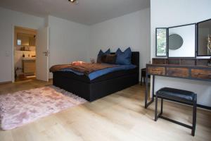 1 dormitorio con 1 cama y escritorio en una habitación en Traumhafte Stadtwohnung, en Duisburg