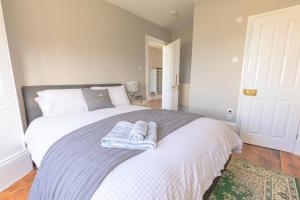 1 dormitorio con 1 cama con 2 toallas en Jaw-dropping view over the English Channel en Wroxall