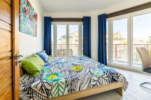 a bedroom with a bed and a balcony at Le Garibaldi - Appart 3 chambres clim avec balcon in Marseille