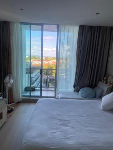 - une chambre avec un grand lit et une grande fenêtre dans l'établissement Amazing water view class large holiday home, à Gold Coast