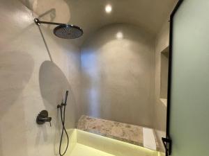 Phòng tắm tại Mystique Luxury Suite