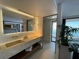 Phòng tắm tại Mystique Luxury Suite