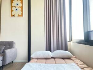 Postel nebo postele na pokoji v ubytování 2512 Siamese 87 2 bed apartment素坤逸 BTS On Nut LOFT 两房