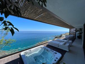 sala de estar con vistas al océano en Mystique Luxury Suite en Achlia