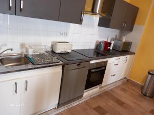una cocina con fregadero y encimera en T3 pratique, Garage gratuit, Esprit Auber, en Béziers