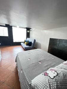 - une chambre avec un lit et une chaise dans l'établissement Belyounech studio location de vacance, à Tetouan