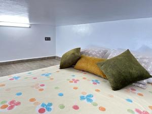 Belyounech studio vue sur mer et montagne房間的床
