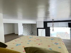 Belyounech studio vue sur mer et montagne房間的床