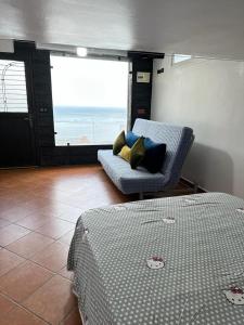 Belyounech studio vue sur mer et montagne房間的床