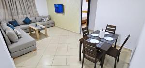 sala de estar con mesa y sofá en La Paloma Blanca en Tetuán